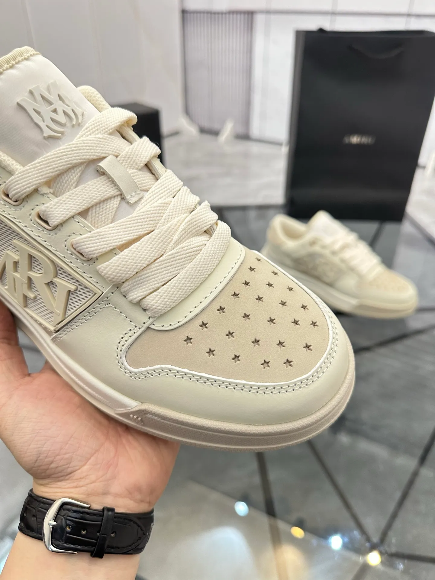Men's shoes: 💰P660¥ Guangzhou top quality Product trademark: AMIRI* "Amir*" low-top casual shoes Regular size: 39-44 (can be customized to 45) Product material: upper imported first-layer cowhide stitching original material, breathable lining, original outsole. Number: 525